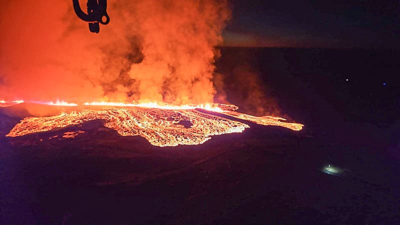 Des volutes de fumée et des coulées de lave sont visibles sur cette image diffusée le 14 janvier 2024, lors d'une éruption volcanique à la périphérie de la ville évacuée de Grindavik, dans l'ouest de l'Islande.