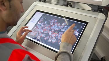 Veolia mise plus que jamais sur l'innovation pour répondre aux besoins des collectivités mais des industriels en terme de gestion de son eau et de son énergie. Il teste par exemple le tri télé-opéré à Amiens. Son slogan:'"ressourcer le monde"