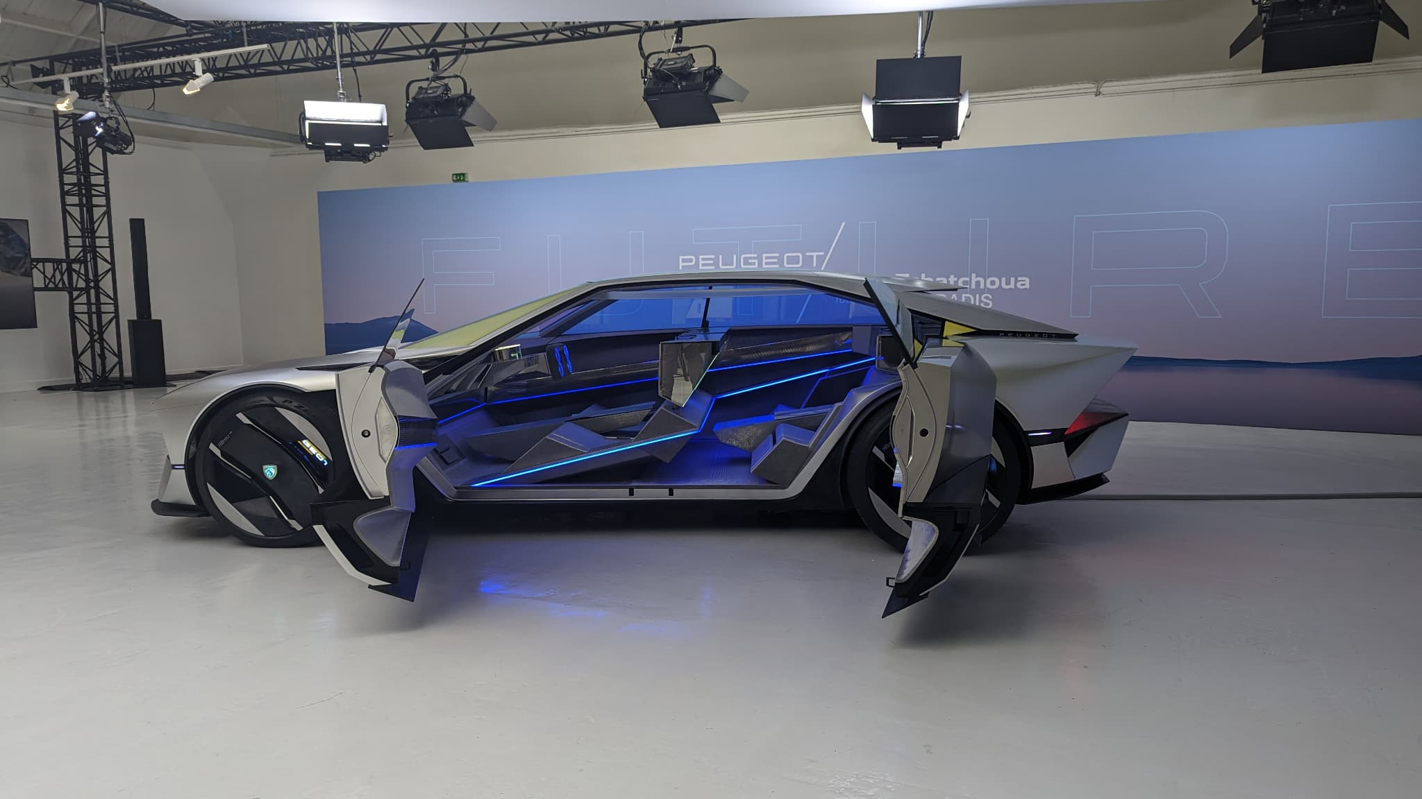 Les portières antagonistes du concept Peugeot Inception Les portières antagonistes du concept Peugeot Inception