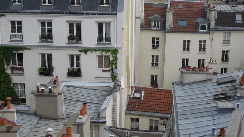Des immeubles et des toits haussmaniens dans le centre de Paris (Photo d'illustration).