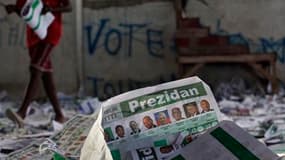 Bulletins de votes jonchant les rues de Port-au-Prince. Deux autres candidats à la présidence haïtienne ont dénoncé lundi les conditions d'organisation du scrutin de dimanche et réclamé l'annulation de ce premier tour, rapportent des radios locales. /Phot