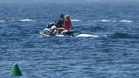 Brigitte Macron sur un jet-ski à proximité du fort de Brégançon le 12 août