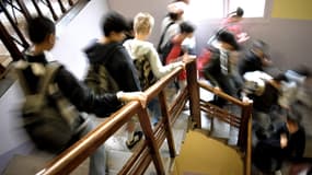 Des élèves se déplacent dans les couloirs d'un collège, le 04 septembre 2007 à Lyon, jour de la rentrée scolaire. 