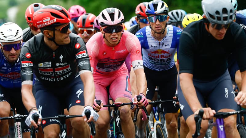 Les coureurs sur la deuxieme etape du Giro avec Paul Magnier en rose le 9 mai 2026 2283342