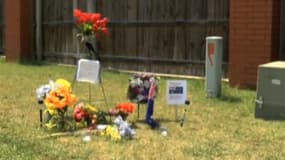 A l'endroit où Chris Lane a été abattu, ses proches ont déposé des fleurs et un drapeau australien.