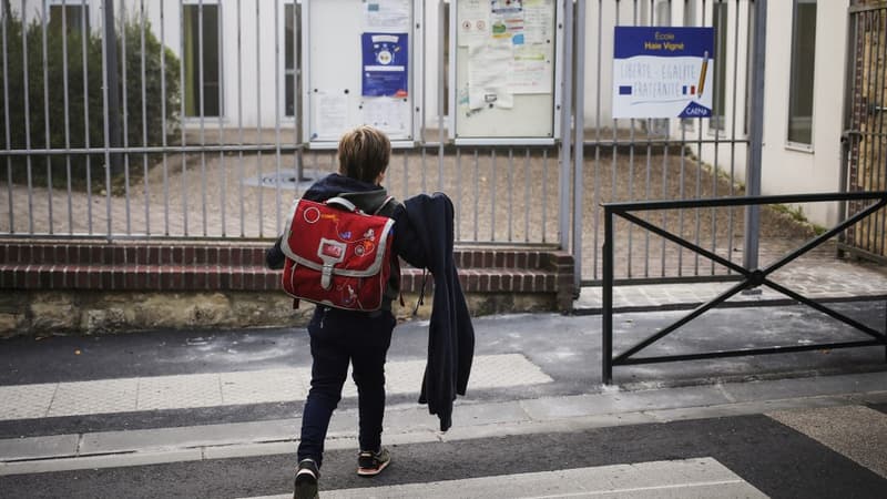 Un enfant près de son école à Caen (Photo d'illustration) en 2018.
