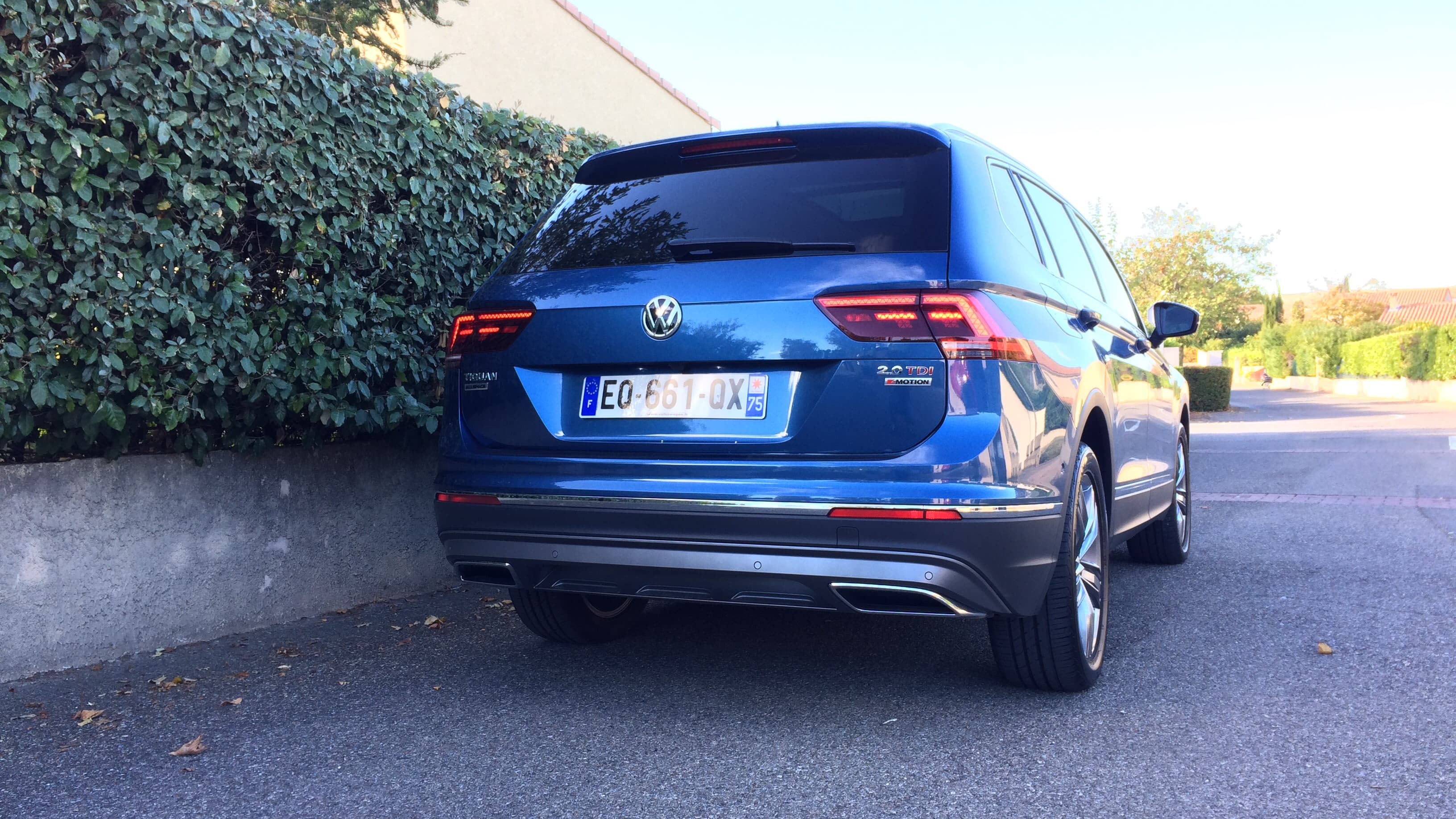 Le bouclier arrière ajoute une touche sportive à ce SUV aux lignes anguleuses. Le bouclier arrière ajoute une touche sportive à ce SUV aux lignes anguleuses.