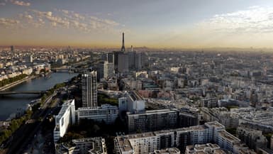 Vue aérienne sur Paris et son halo de pollution, le 15 septembre 2020