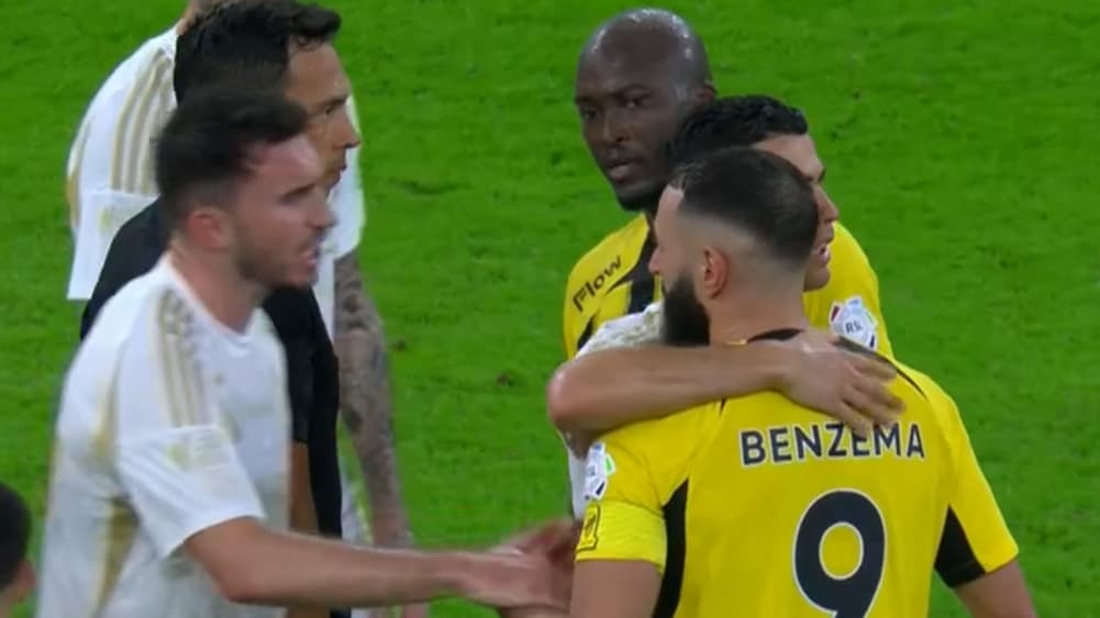 Cristiano Ronaldo calme Karim Benzema lors du choc de Saudi Pro League entre Al Nassr et Al Ittihad, 6 décembre 2024 Cristiano Ronaldo calme Karim Benzema lors du choc de Saudi Pro League entre Al Nassr et Al Ittihad, 6 décembre 2024