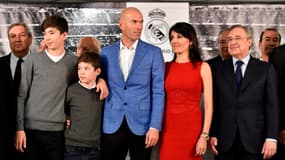 Zinedine Zidane entouré de sa famille et du président madrilène Florentino Perez