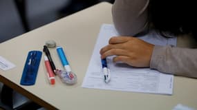 Une lycéenne pendant l'épreuve de philosophie du baccalauréat 2018 au lycée de Fresnes à Caen (Normandie).