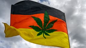 Drapeau allemand frappé d'une feuille de cannabis. 