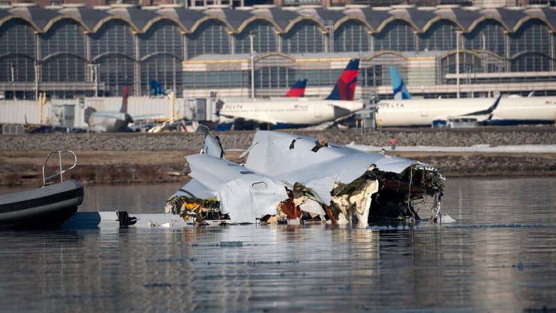 Crash à Washington: les boîtes noires de l'avion retrouvées, les effectifs de la tour de contrôle questionnés