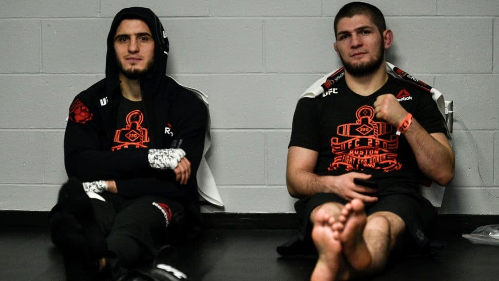 Islam Makhachev (à gauche) et Khabib Nurmagomedov