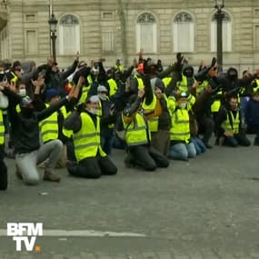 Ces gilets jaunes manifestent à genoux pour soutenir les lycéens de Mantes-La-Jolie
