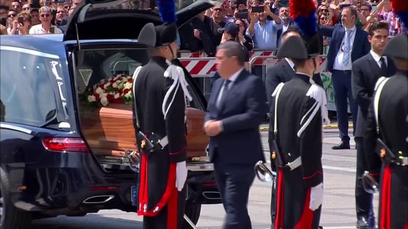 Le cercueil de Silvio Berlusconi accueilli par un chant de supporters de l'AC Milan à la cathédrale