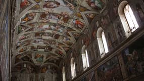 Une vue du célèbre plafond de la chapelle Sixtine peint par Michel-Ange que les touristes ne pourront admirer qu'après le conclave qui doit procéder à l'élection du prochain pape.