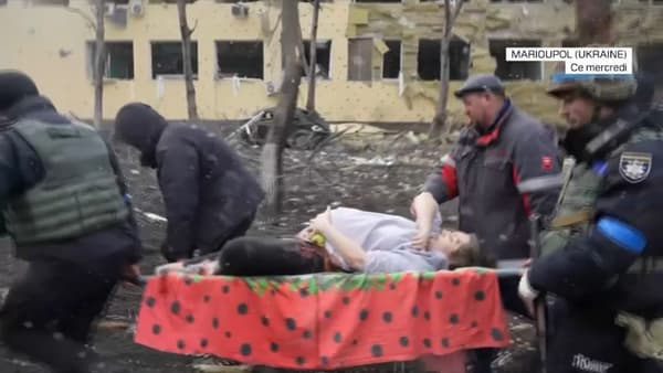 Une femme sur le point d'accoucher est évacuée de la maternité de Marioupol en Ukraine visée par les bombardements russes, ni elle ni son bébé n'ont survécu.