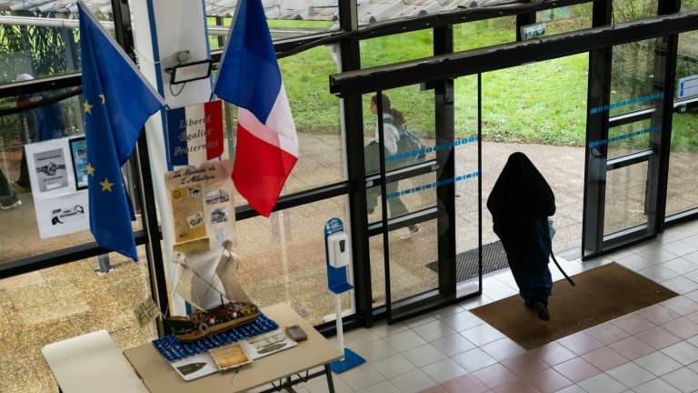 Des élèves sortent du groupe scolaire musulman Al-Kindi à Décines-Charpieu, près de Lyon, le 6 décembre 2024 dans le Rhône