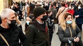 Des Italiens portant le masque à Rome le 5 décembre 2021