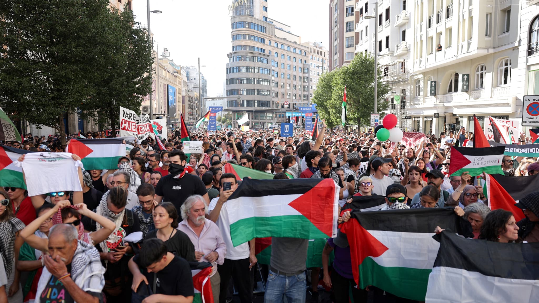 UNE DERNIÈRE ÉTAPE DANS LE CHAOS: LA VUELTA DÉFINITIVEMENT ARRÊTÉE À 56 KILOMÈTRES DE L'ARRIVÉE À CAUSE DES MANIFESTANTS PRO-PALESTINIENS