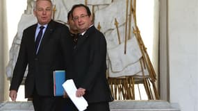 La cote de popularité de François Hollande comme de son Premier ministre Jean-Marc Ayrault est tombée à 26%, selon le baromètre mensuel Clai-Metro-LCI réalisé par OpinionWay publié dimanche, qui montre une accentuation de la chute de la confiance des Fran