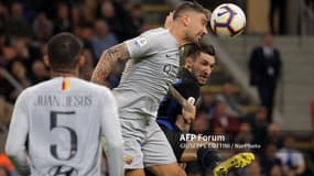 Le Romain Aleksandar Kolarov prend le meilleur de la tête sur l'Interiste Matteo Poliano.