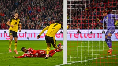 Le dégagement raté de Jobe Bellingham qui permet à Michael Olise de marquer lors de Bayern-Dortmund, le 18 octobre 2025.
