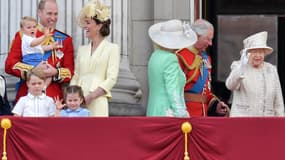 Le prince William et son épouse Kate Middleton, leurs enfants George, Charlotte et Louis, Camilla Parker Bowles, le prince Charles et Elizabeth II, lors des célébrations du 93e anniversaire de la reine