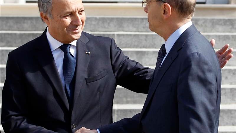 Lors de la passation de pouvoirs au Quai d'Orsay, Alain Juppé a souhaité "une bonne navigation sur la mer des tempêtes" à Laurent Fabius et avoué sa "frustration" face à l'enlisement de la crise syrienne. /Photo prise le 17 mai 2012/REUTERS/Régis Duvignau