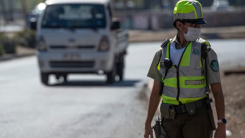 Une policière à Santiago, au Chili, le 23 mars 2020.