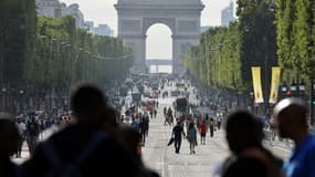 Des piétons sur les Champs-Elysées, le 2 juillet 2023 à Paris.