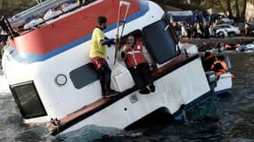 Le 30 octobre 2015, un maître-nageur espagnol sauve un migrant alors que l'embarcation empruntée par ce dernier, avec d'autres candidats à l'exil, a fait naufrage au large de Lesbos. (Photo d'illustration) 