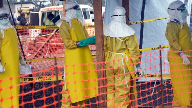 Des médecins membres de Médecins Sans Frontières, le 21 août 2014 à Monrovia, au Liberia.