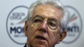 Le chef de l'Etat italien Giorgio Napolitano a demandé samedi à Mario Monti, qui gère les affaires courantes, de rester à la tête du gouvernement jusqu'à ce qu'une issue soit trouvée à l'impasse politique héritée des élections parlementaires de fin févrie