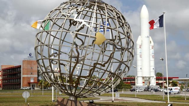 Réplique d'Ariane 5 à l'entrée du centre spatial Kourou, en Guyane. Ariane 5 a mis sur orbite le quatrième véhicule de transfert automatique de l'Agence Spatiale Européenne, ce qui marque le succès de la 213e mission de la fusée et sa deuxième réussite de
