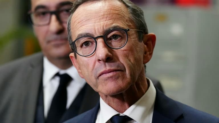 Le nouveau ministre de l'Intérieur Bruno Retailleau, accompagné du préfet de police de Paris Laurent Nunez lors d'une conférence de presse à La Courneuve, au nord de Paris le 23 septembre 2024