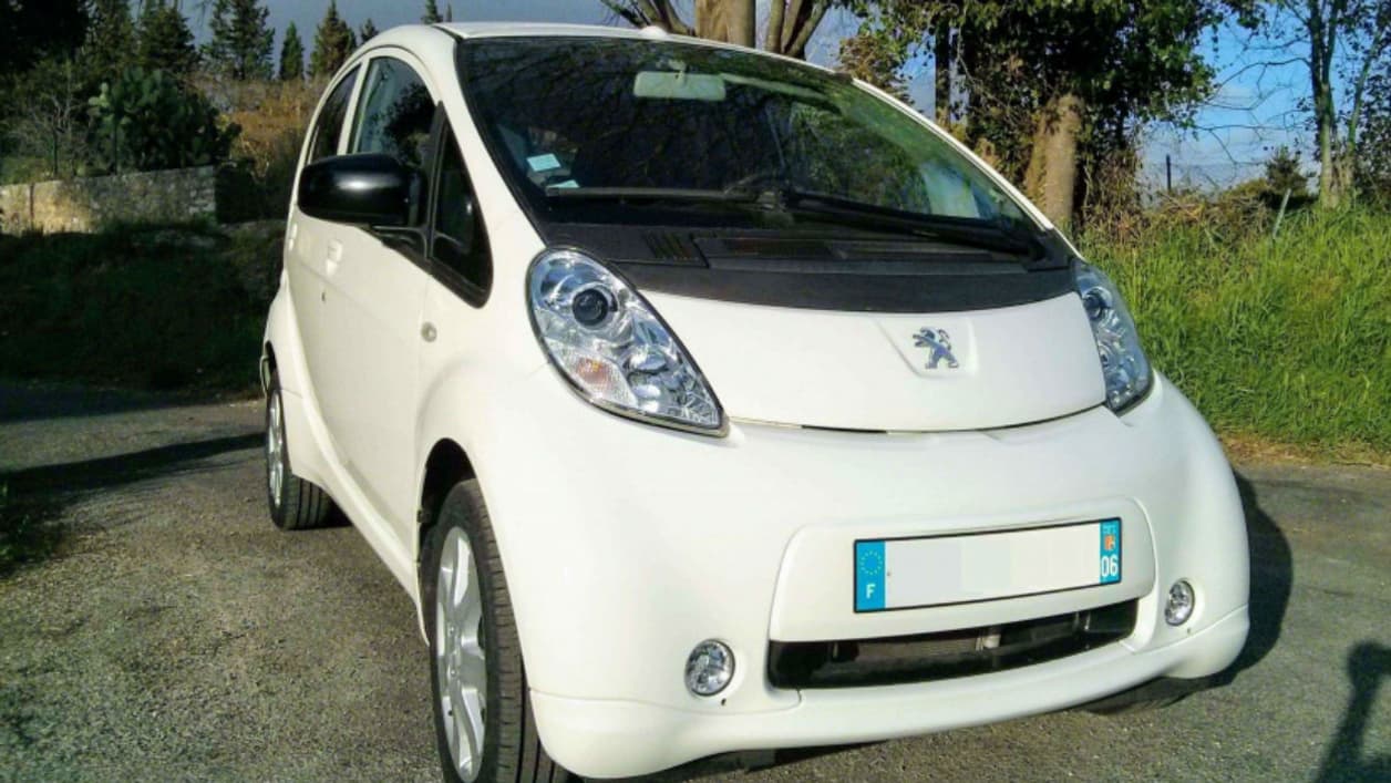 La petite Peugeot iOn reste la seule voiture électrique de la marque au lion, en attendant la prochaine e208. La petite Peugeot iOn reste la seule voiture électrique de la marque au lion, en attendant la prochaine e208.