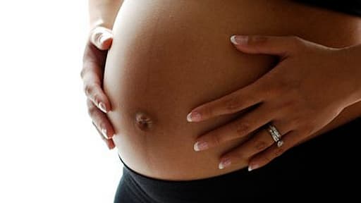 Un rapport remis ce lundi au Parlement européen préconise de trouver un consensus sur le statut légal des enfants nés de mères porteuses.