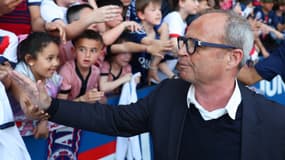 Luis Campos saluant de jeunes supporters du PSG, le 5 avril 2025