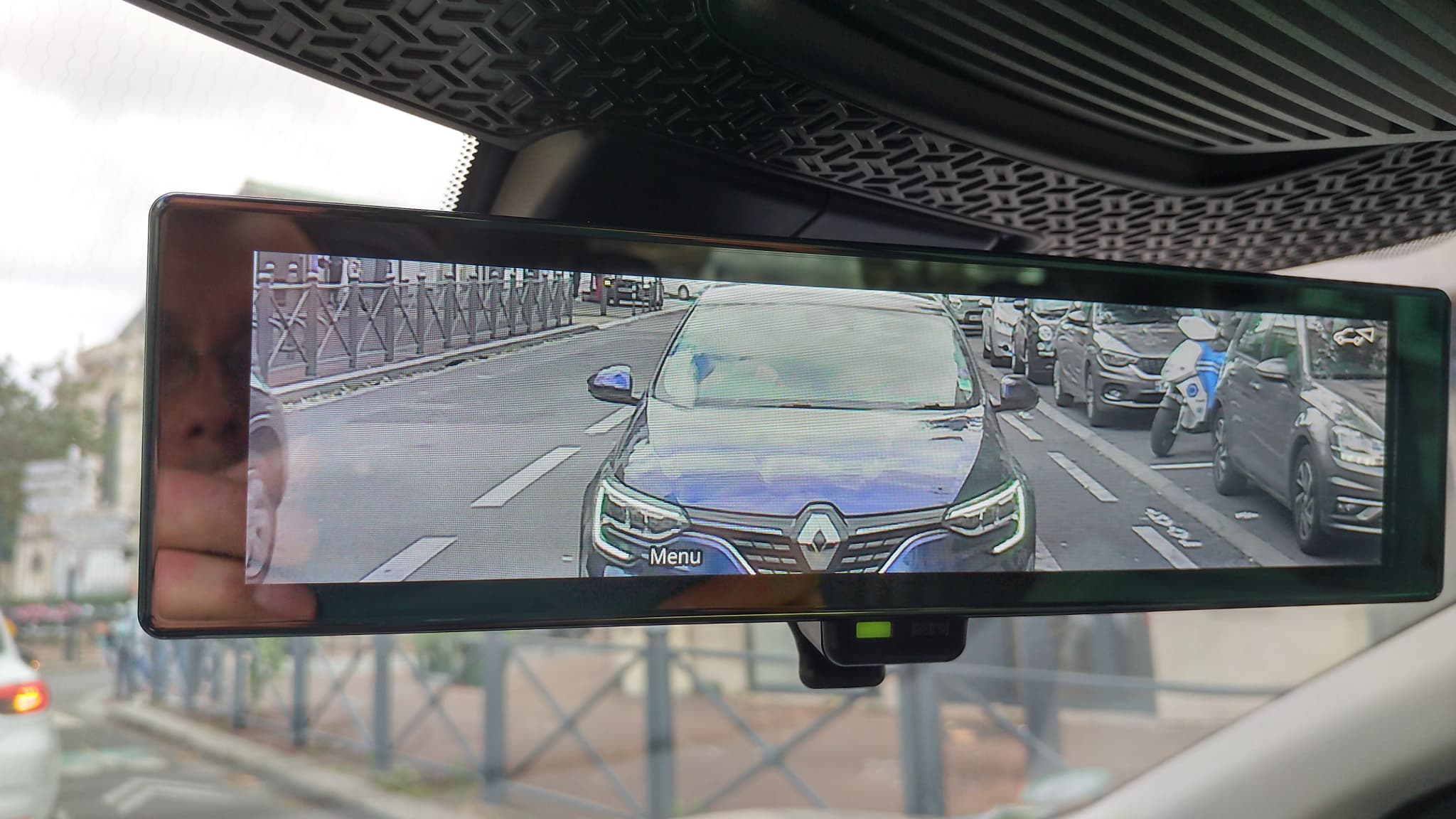 Le Nissan Ariya dispose d'un rétroviseur caméra dans l'habitacle. Le Nissan Ariya dispose d'un rétroviseur caméra dans l'habitacle.