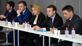 Le candidat Emmanuel Macron lors d'une réunion avec les représentants syndicaux de Whirlpool, à la CCI d'Amiens le 26 avril 2017.