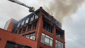 Un bâtiment qui abrite une entreprise a été incendié dans la nuit de jeudi à vendredi dans le quartier de l'Alma à Roubaix, après une nouvelle nuit d'émeutes en lien avec la mort de Nahel.