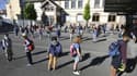 Des enfants faisant la queue pour entrer en classe dans un école de Strasbourg, en France, le 22 juin 2020