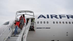 Des personnes évacuées du Soudan sortent de l'avion après avoir atterri à Roissy Charles-de-Gaulle le 26 avril 2023