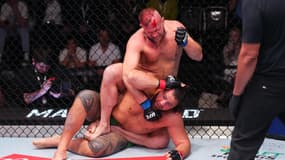 Marcin Tybura soumet Tai Tuivasa par étranglement arrière le 16 mars 2024 lors du main event à l'UFC