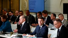 Le président français Emmanuel Macron (2e d) à l'ouverture d'une conférence en soutien à l'Ukraine, le 26 février 2024 à l'Elysée, à Paris