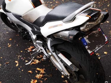 La plaque entièrement recouverte de graisse pourrait coûter cher à ce motocycliste.