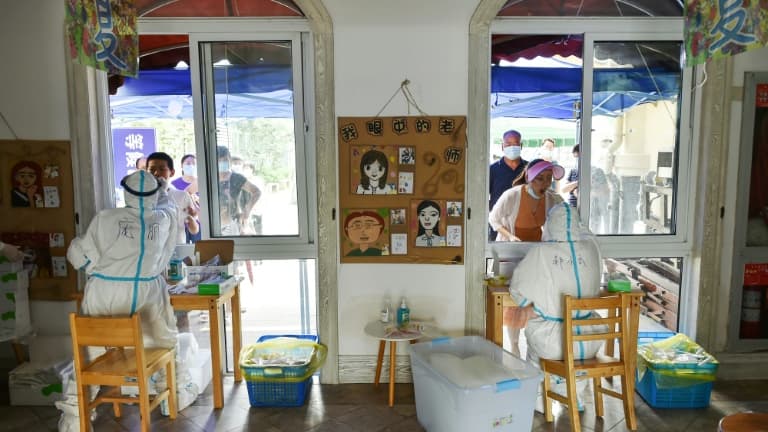 Des habitants passent un test de dépistage du coronavirus, à Nankin (Chine), le 2 août 2021 Des habitants passent un test de dépistage du coronavirus, à Nankin (Chine), le 2 août 2021