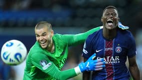 Lucas Chevalier et Nuno Mendes célèbrent la victoire du PSG en Supercoupe d'Europe, le 13 août 2025